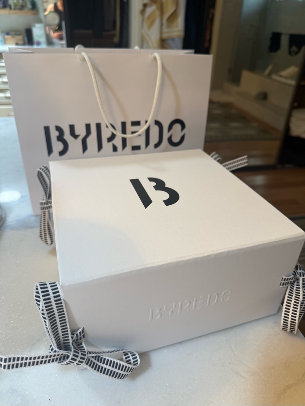 BYREDO White Gift Box with Branded Bag